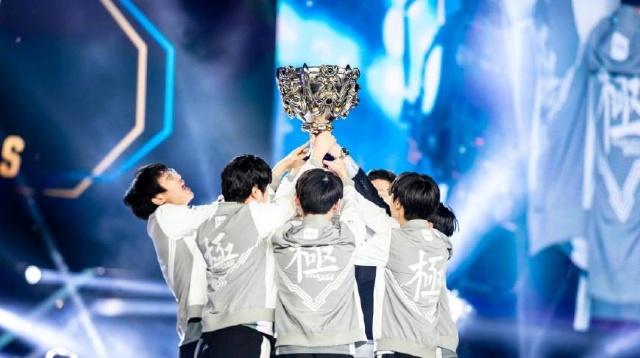 两场硬仗中 两场硬仗中